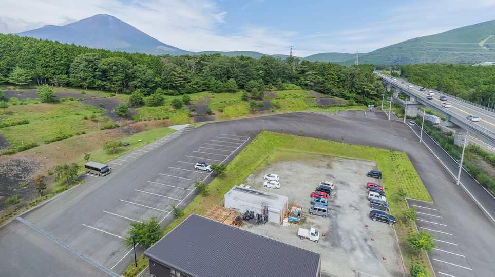 ホテル駐車場の空撮