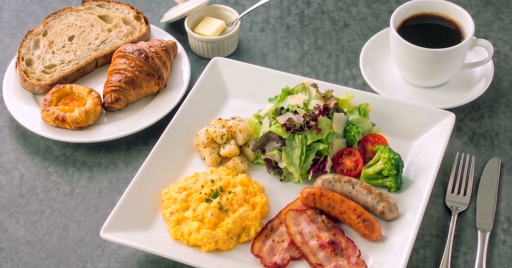 朝食のパン・スクランブルエッグ・ソーセージ・サラダ