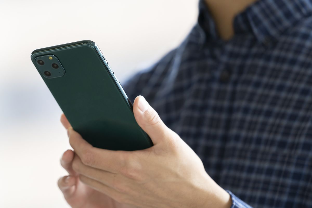 スマートフォンでインターネットを利用する様子