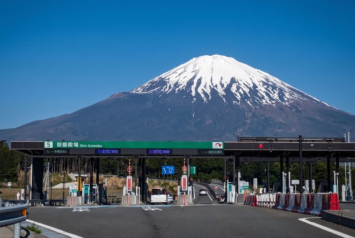 新御殿場インターチェンジの料金所と富士山