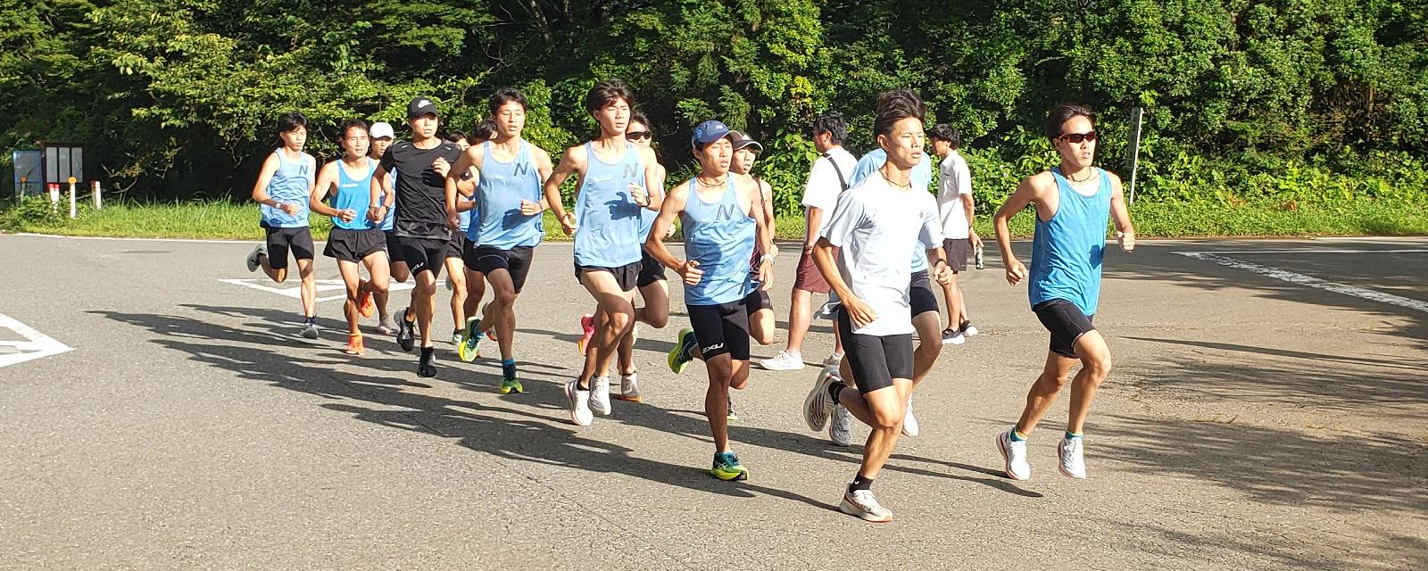 ロードを走る陸上競技の選手たち