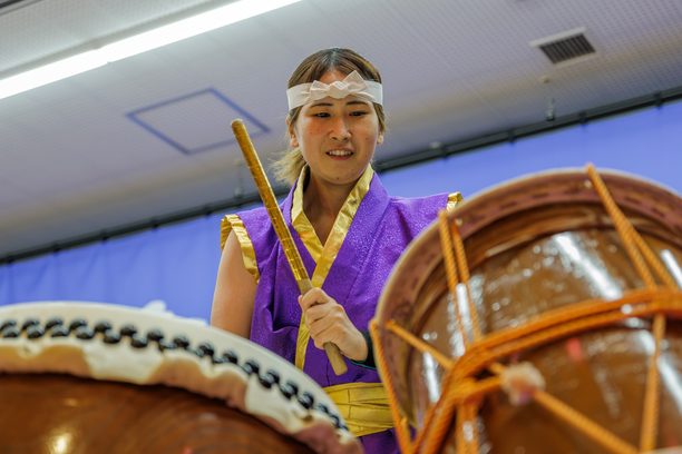 笑顔で演奏する奏者
