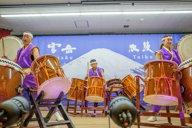 ステージに並ぶ太鼓と奏者