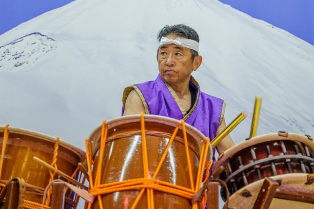 太鼓に向かう奏者